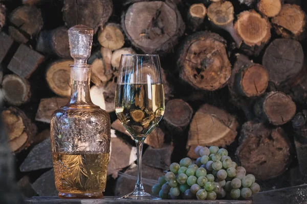 Versare Vino Bianco Una Bottiglia Due Bicchieri Sui Vigneti Tavolo — Foto Stock