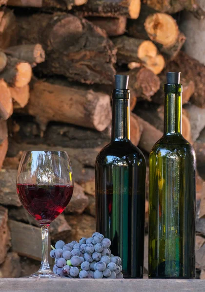 Degustacja Czerwonego Wina Winogron Isabelli Winiarni Sommelier Wlewa Czerwone Wino — Zdjęcie stockowe