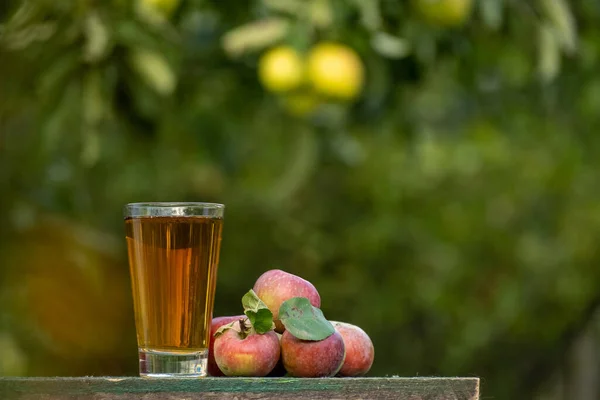 Jugo Manzana Vaso Con Manzanas Frescas Maduras Sobre Una Mesa — Foto de Stock