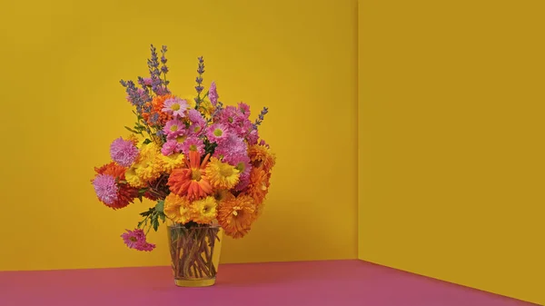 菊花插在花瓶里 一束簇五彩缤纷的秋天鲜花装饰着家 — 图库照片