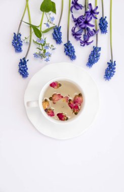 Sağlıklı bitkisel çay, şifalı bitkiler, bahar çiçekleri ve Çin çayı tomurcukları Mei Gui Hua dinlenmek ve iyileşmek için. Çiçek İnfüzyonu, üst görünüm, dikey