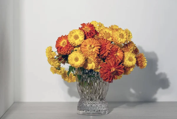 花瓶の菊の花 装飾家のための花瓶のカラフルな秋の菊の花の花束 花屋さん花屋さん — ストック写真