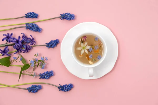 茶时间 放松与草药茶与愈合的特性 和天然草药一起喝花茶的布置 大自然的灵丹妙药 用药草和花朵制成的香草茶 顶部垂直观景 — 图库照片