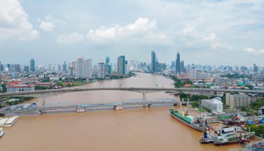 Tayland 'da Chao Phraya Nehri' nin kıyısındaki Bangkok şehrinin gökyüzü manzarası. Finans bölgesi ve gökdelen ofis binaları. Şehir merkezi silüeti. Şehir merkezi..