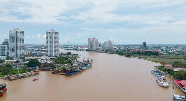 タイのチャオプラヤー川によるバンコク市内のスカイラインの空中ビュー 金融街や高層ビルのオフィスビル ダウンタウンのスカイライン 都会の街 — ストック写真