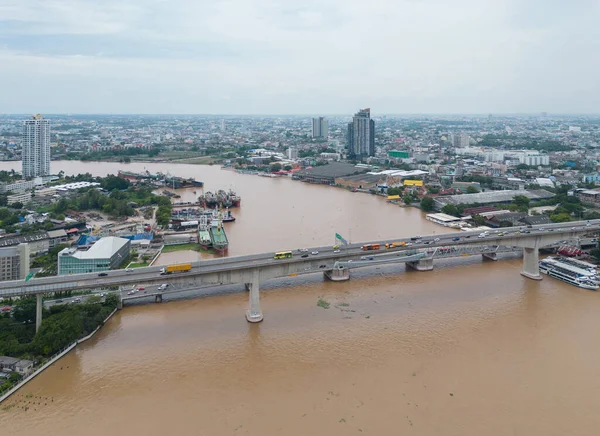 タイのチャオプラヤー川によるバンコク市内のスカイラインの空中ビュー 金融街や高層ビルのオフィスビル ダウンタウンのスカイライン 都会の街 — ストック写真