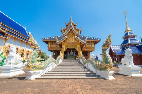 观世音菩萨 佛教庙宇 泰国清迈北部 泰国建筑圣殿 金碧辉煌的神龛 — 图库照片