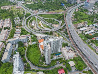 Otoyolda ya da otobanda giden arabaların hava görüntüsü. Köprü caddelerinin üst geçidi mimari konsept ağı ile bağlantılı. Üst Manzara. Şehir, Bangkok, Tayland.