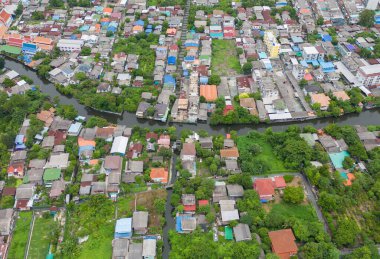 Yerleşim yerlerinin çatılarının havadan görünüşü. Yukarıdan kentsel konut geliştirme. Üst Manzara. Bangkok City, Tayland 'da gayrimenkul. Gayrimenkul.