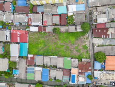 Yerleşim yerlerinin çatılarının havadan görünüşü. Yukarıdan kentsel konut geliştirme. Üst Manzara. Bangkok City, Tayland 'da gayrimenkul. Gayrimenkul.