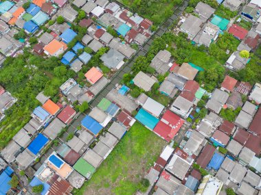 Yerleşim yerlerinin çatılarının havadan görünüşü. Yukarıdan kentsel konut geliştirme. Üst Manzara. Bangkok City, Tayland 'da gayrimenkul. Gayrimenkul.
