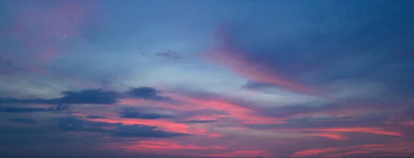Cielo Tramonto Sfondo Astratto Della Natura Drammatico Blu Con Nuvole — Foto Stock