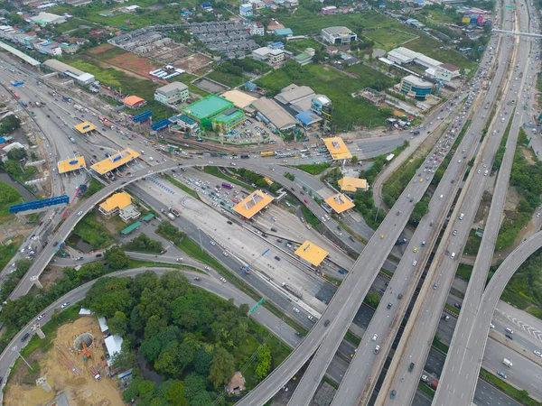 高速道路や高速道路で運転車の空中ビュー アーキテクチャの概念の接続ネットワーク内の橋の通りの道路を渡ります 最上階だ バンコクの都市 — ストック写真