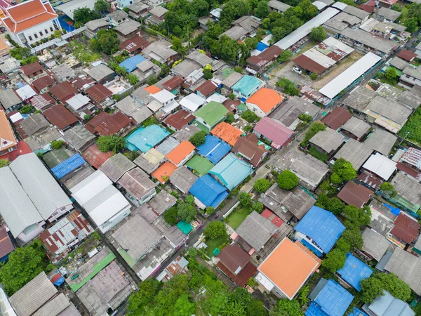 Yerleşim yerlerinin çatılarının havadan görünüşü. Yukarıdan kentsel konut geliştirme. Üst Manzara. Bangkok City, Tayland 'da gayrimenkul. Gayrimenkul.