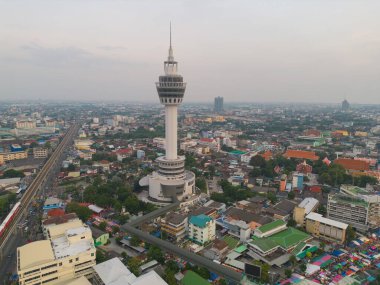 Gözlem güvertesi gözetleme kulesi, Samut Prakan şehir merkezi ufuk çizgisi manzarası. Tatilde şehir siluetini gezerek gezmek. Tayland.