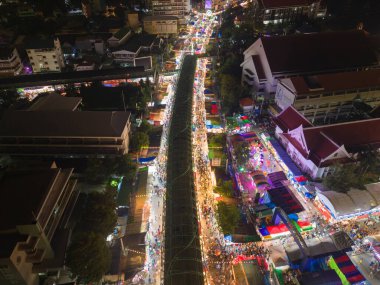 Gece tapınağındaki eğlence parkının hava manzarası ve gece pazarları. İnsanlar Bangkok, Tayland 'da renkli çadırlarda yürüyor. Perakende mağazaları