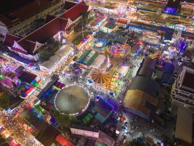 Gece tapınağındaki eğlence parkının hava manzarası ve gece pazarları. İnsanlar Bangkok, Tayland 'da renkli çadırlarda yürüyor. Perakende mağazaları