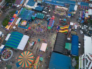 Gece tapınağındaki eğlence parkının hava manzarası ve gece pazarları. İnsanlar Bangkok, Tayland 'da renkli çadırlarda yürüyor. Perakende mağazaları
