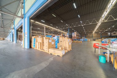 Büyük bir depo perakende mağazası sanayisi. Mobilya yığını ve ev aksesuarları deposu. Ekommerce ve lojistik konsept kargo. Depo