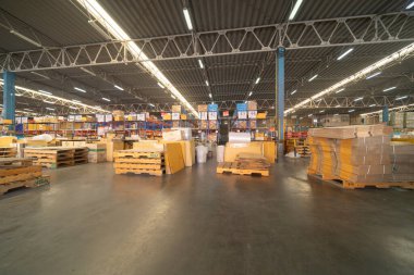Büyük bir depo perakende mağazası sanayisi. Mobilya yığını ve ev aksesuarları deposu. Ekommerce ve lojistik konsept kargo. Depo