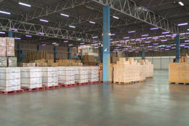 Büyük bir depo perakende mağazası sanayisi. Mobilya yığını ve ev aksesuarları deposu. Ekommerce ve lojistik konsept kargo. Depo