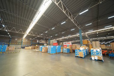 Büyük bir depo perakende mağazası sanayisi. Mobilya yığını ve ev aksesuarları deposu. Ekommerce ve lojistik konsept kargo. Depo