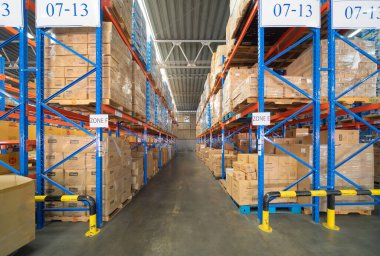 Büyük bir depo perakende mağazası sanayisi. Mobilya yığını ve ev aksesuarları deposu. Ekommerce ve lojistik konsept kargo. Depo