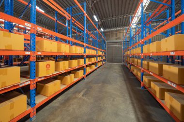 Büyük bir depo perakende mağazası sanayisi. Mobilya yığını ve ev aksesuarları deposu. Ekommerce ve lojistik konsept kargo. Depo