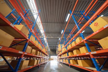 Büyük bir depo perakende mağazası sanayisi. Mobilya yığını ve ev aksesuarları deposu. Ekommerce ve lojistik konsept kargo. Depo