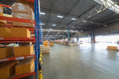 Büyük bir depo perakende mağazası sanayisi. Mobilya yığını ve ev aksesuarları deposu. Ekommerce ve lojistik konsept kargo. Depo