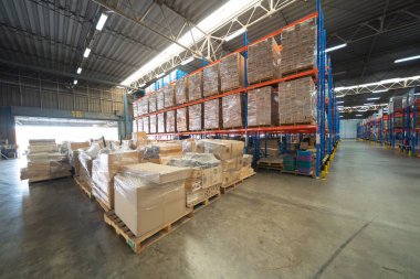 Büyük bir depo perakende mağazası sanayisi. Mobilya yığını ve ev aksesuarları deposu. Ekommerce ve lojistik konsept kargo. Depo