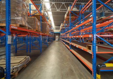 Büyük bir depo perakende mağazası sanayisi. Mobilya yığını ve ev aksesuarları deposu. Ekommerce ve lojistik konsept kargo. Depo