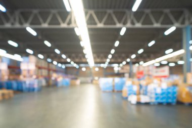 Büyük bir depo perakende mağazasının iç kısmının bulanık ve soyut arka planı. Mobilya yığını ve ev aksesuarları deposu. Ekommerce ve lojistik konsept kargo. Depo