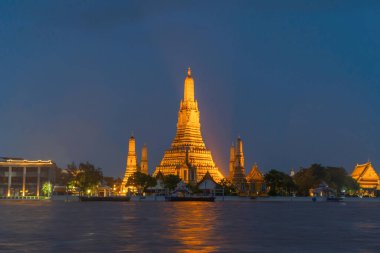 Şafak Tapınağı ya da Wat Arun 'da Chao Phraya Nehri' nin yansıması ile Rattanakosin Adası 'nda, eski şehir, Bangkok silueti. Şehir merkezi, Tayland geceleri..