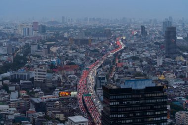 Trafiğin yoğun olduğu saatlerde yoğun arabaların hava görüntüsü karayolu caddesinde Bangkok 'ta köprü üzerinde, Asya' da şehir merkezinde, gün batımında Tayland 'da. Kavşak noktası. Rama 9 'da gişe kapısı.