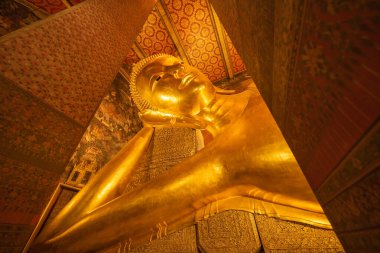 Wat Pho 'da yaslanan Buda. Tayland, Bangkok 'taki Budist Tayland Tapınağı. Turist eğlencesi