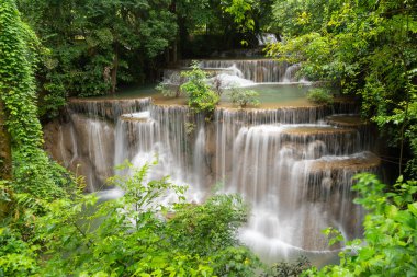 Erawan Şelalesi. Doğal alanda Kanchanaburi ilçe doğa manzara. Bu tatil ve tatil arka plan, turistik seyahat için Tayland'da bulunan.