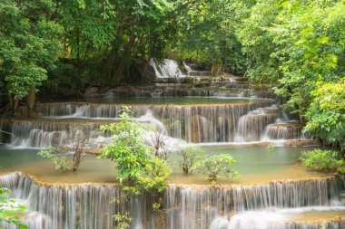 Erawan Şelalesi. Doğal alanda Kanchanaburi ilçe doğa manzara. Bu tatil ve tatil arka plan, turistik seyahat için Tayland'da bulunan.