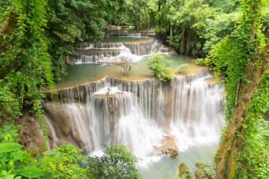 Erawan Şelalesi. Doğal alanda Kanchanaburi ilçe doğa manzara. Bu tatil ve tatil arka plan, turistik seyahat için Tayland'da bulunan.
