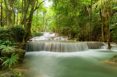 Erawan Şelalesi. Doğal alanda Kanchanaburi ilçe doğa manzara. Bu tatil ve tatil arka plan, turistik seyahat için Tayland'da bulunan.