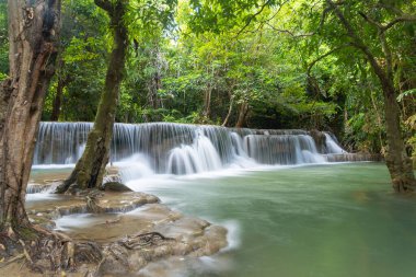 Erawan Şelalesi. Doğal alanda Kanchanaburi ilçe doğa manzara. Bu tatil ve tatil arka plan, turistik seyahat için Tayland'da bulunan.