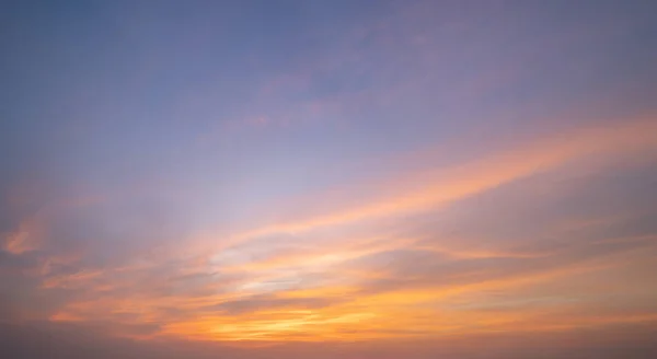 夕阳西下摘要自然背景 黄昏时分 色彩斑斓的蓝色带橙色云彩 — 图库照片