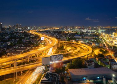 Tayland 'ın başkenti Skyline' ın havadan görüntüsü. Finansal bölge ve Asya 'nın akıllı kentsel kentindeki iş merkezleri. Gün batımında gökdelen ve yüksek binalar.