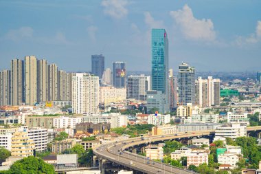 Tayland 'ın başkenti Skyline' ın havadan görüntüsü. Finansal bölge ve Asya 'nın akıllı kentsel kentindeki iş merkezleri. Gün batımında gökdelen ve yüksek binalar.
