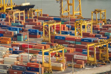 Şehir merkezindeki iş ve lojistik uluslararası malların ihracat ve ithalatındaki konteyner kargo gemisinin hava görüntüsü. Tayland 'ın Bangkok limanındaki vinçle limana nakliye..