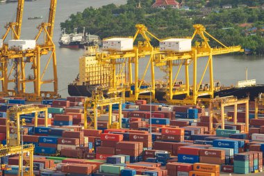 Şehir merkezindeki iş ve lojistik uluslararası malların ihracat ve ithalatındaki konteyner kargo gemisinin hava görüntüsü. Tayland 'ın Bangkok limanındaki vinçle limana nakliye..