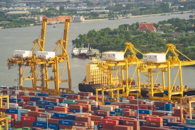 Şehir merkezindeki iş ve lojistik uluslararası malların ihracat ve ithalatındaki konteyner kargo gemisinin hava görüntüsü. Tayland 'ın Bangkok limanındaki vinçle limana nakliye..