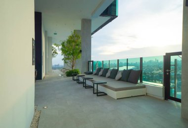 Bangkok şehir merkezindeki apartmanın çatısında yüzme havuzu, şehir manzarası. Tatil tatili konseptinde yaz sezonunda dinlenmek. Eğlence yaşam tarzı.