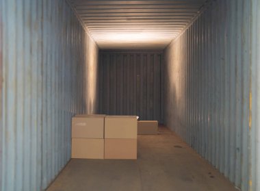 Lojistik liman depolama fabrikasında vinçle yükleme yapılan nakliye konteynır sitesi nakliye ve nakliye şirketlerinin ithalat ve ihracat mallarını üretiyor..