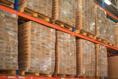 Büyük bir depo perakende mağazası sanayisi. Mobilya yığını ve ev aksesuarları deposu. Ekommerce ve lojistik konsept kargo. Depo